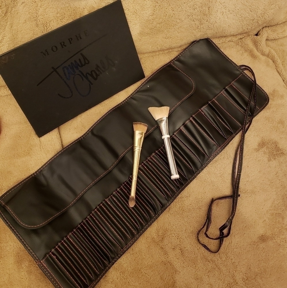 𝅺make up bag for brushes. Hold at least 34 brushes.